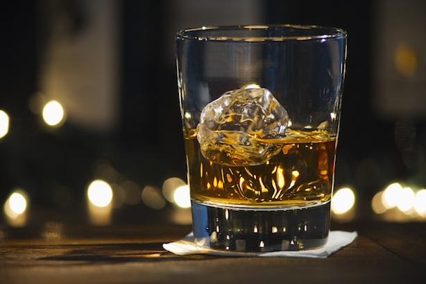 54d3cd2b0a06a_-_esq-121113-whiskey-ice-cube.jpg (614×409)